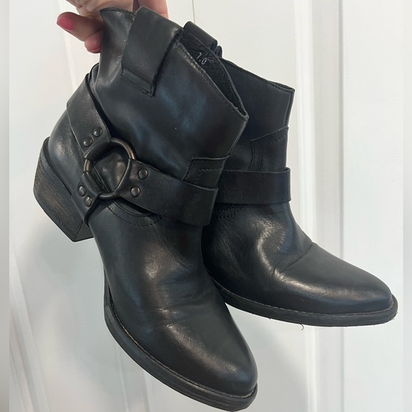 KRBONELL black leather pointy toe buckle boots - Picture 7 of 13